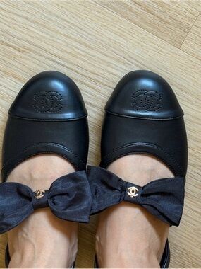 CHANEL Black Leather Bow Ballet Flats with Gold CC Accents